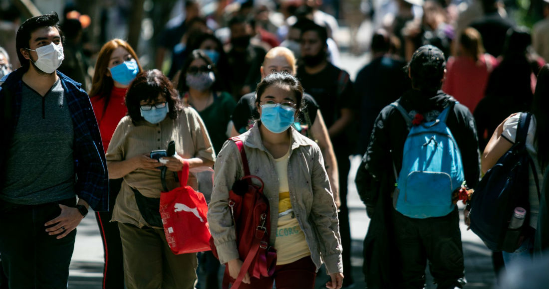 Un Grupo De Personas Camina Por Calles De La Ciudad De México Durante La Contingencia Sanitaria Por La Covid