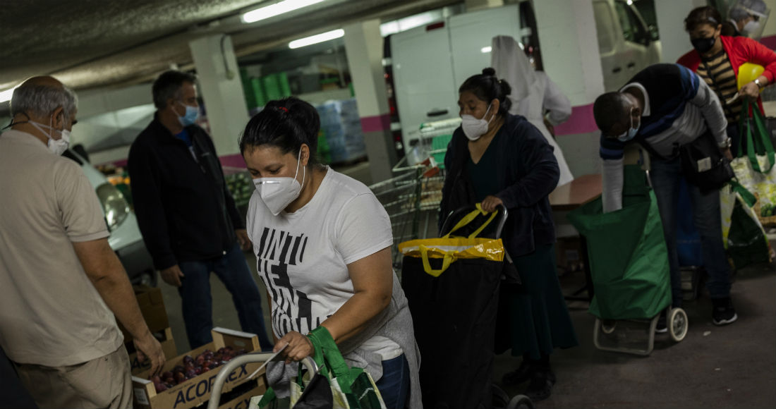 Erika Oliva De Años Recoge Comida Donada En La Congregación De Las Siervas De Jesús En Madrid España El Jueves De Octubre De Oliva Pasa Al Menos Tres Horas a La Semana Haciendo Fila Ante Un Comedor Social