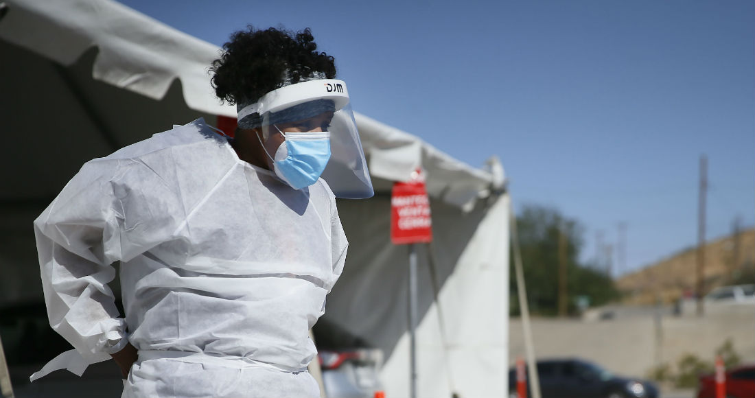 Una trabajadora médica está en un sitio móvil de pruebas de coronavirus en UTEP, en El Paso, Texas, el 26 de octubre del 2020. El sitio está abierto desde la 9 a.m. hasta las 4 p.m. lunes, miércoles y viernes.