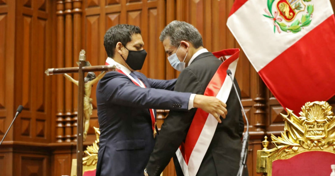 Fotografía cedida por el Congreso de la República de Perú que muestra a Manuel Merino de Lama (d) durante su investidura como Presidente del país, hoy, en Lima (Perú).