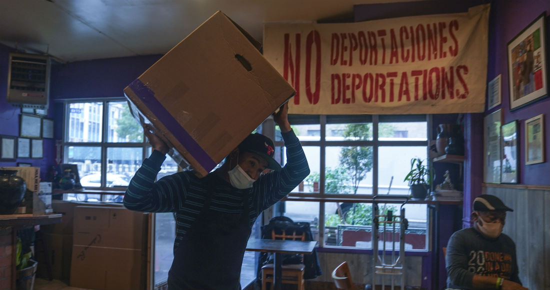 Un trabajador levanta una caja que contiene comidas preparadas en La Morada, un galardonado restaurante mexicano en el sur del Bronx, el miércoles 28 de octubre de 2020, en Nueva York.