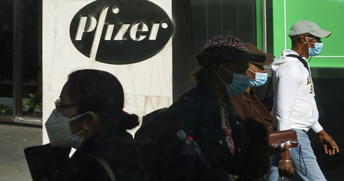 Peatones pasando frente a la sede mundial de Pfizer en Nueva York. Foto: Bebeto Matthews, AP