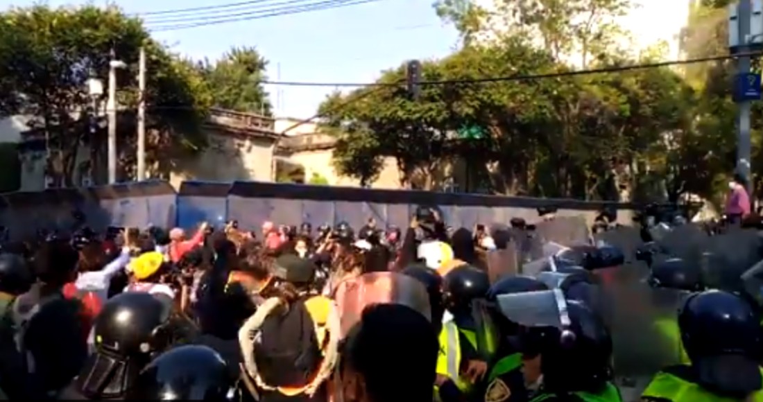 Grupos feministas se manifestaron en la Ciudad de México para exigir justicia por un caso de feminicidio Cancún. Foto: Captura de pantalla video @OVIALCDMX