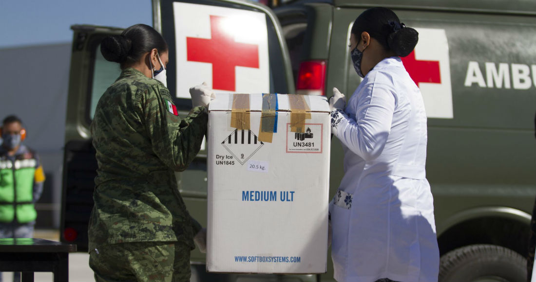 Las primeras mil 950 vacunas destinadas para el personal médico de Nuevo León arribaron a la Fuerza Aérea Militar, las cuales fueron recibidas por el Secretario de Salud del estado, posteriormente fueron trasladadas al Hospital Militar dentro de las instalaciones de la IV Región Militar.