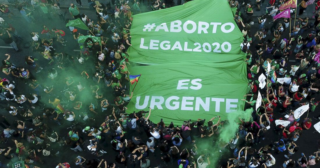 Activistas exigen la despenalización del aborto afuera del Congreso, en Buenos Aires, Argentina, el miércoles 18 de noviembre de 2020, un día después de que el Presidente Alberto Fernández enviara una iniciativa a los legisladores para que legalicen la práctica. Foto: Víctor R. Caivano, AP