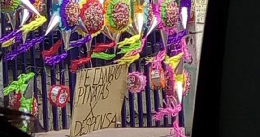 Una pareja de la tercera edad en Ecatepec cambia sus piñatas por despensa debido a la crisis económica por la pandemia. Foto: Facebook/Teoloyucan solo la verdad