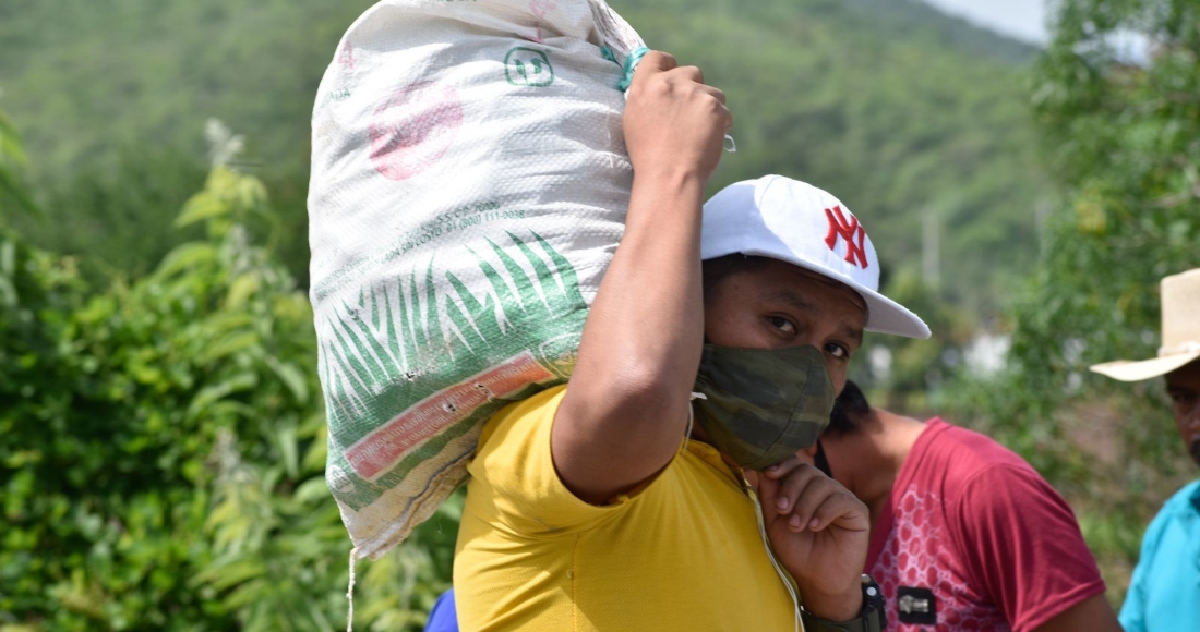 campesinos-guerrero-costal-carga