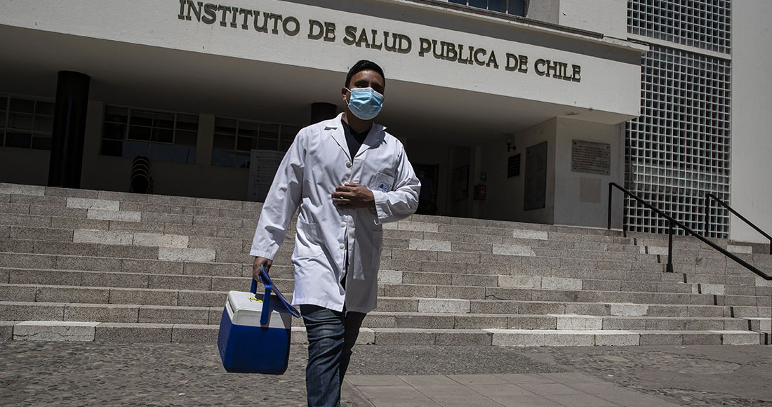 Un trabajador de salud camina frente al Instituto de Salud Pública de Chile en Santiago, el miércoles 16 de diciembre de 2020. El instituto anunció el miércoles su autorización para la vacuna Pfizer contra el COVID-19. La vacunación será voluntaria y gratuita y está previsto que comience en 2021. Foto: Esteban Félix, AP