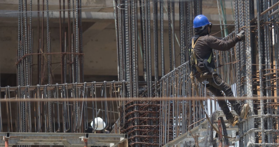 construccion-trabajadores-casco-varillas