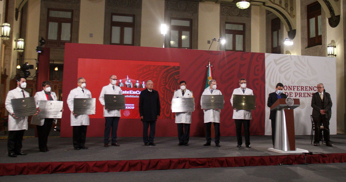 Médicos en representación de los hospitales que luchan contra la COVID-19 recibieron la placa que será colocada en esos lugares como reconocimiento a su labor. Foto: Andrea Murcia, Cuartoscuro