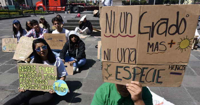 Alrededor de 1,600 personas marcharon desde el Ángel de la Independencia hacia el Zócalo capitalino exigiendo la conciencia para combatir el cambio climático.