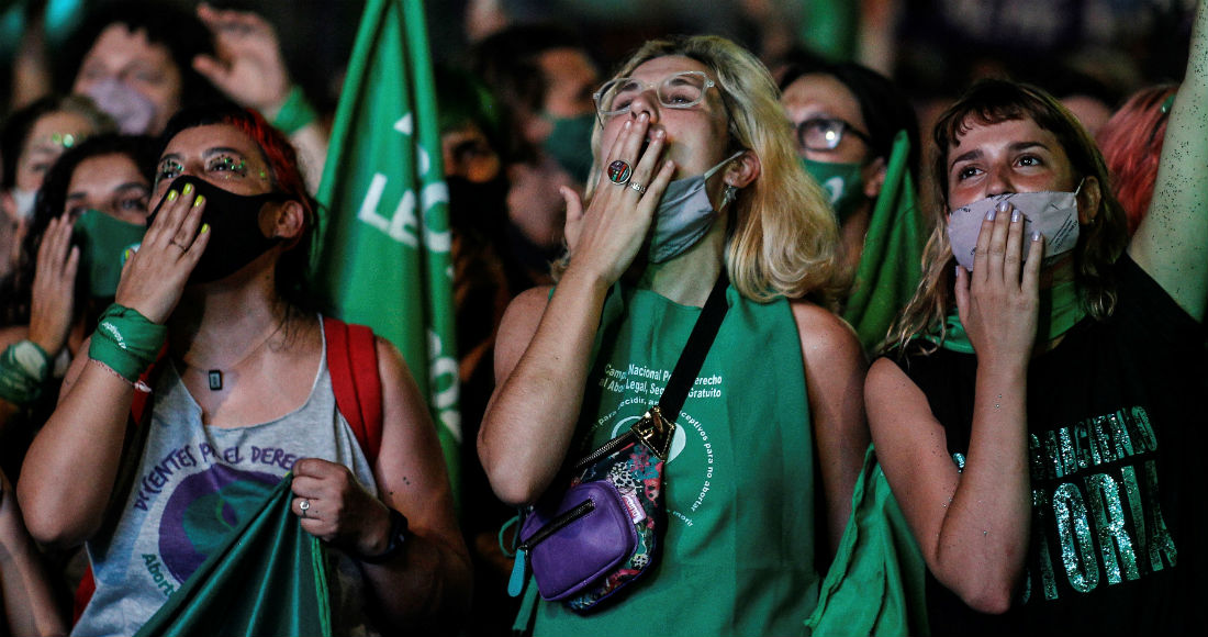 Cientos de miles de personas festejan la despenalización del aborto después de que se aprobase en el Senado este miércoles en Buenos Aires, Argentina.