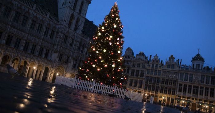 El árbol de Navidad en una plaza de Bruselas, el 20 de diciembre del 2020.