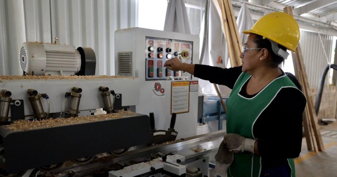 maquiladora-maquina-mujer-empresa