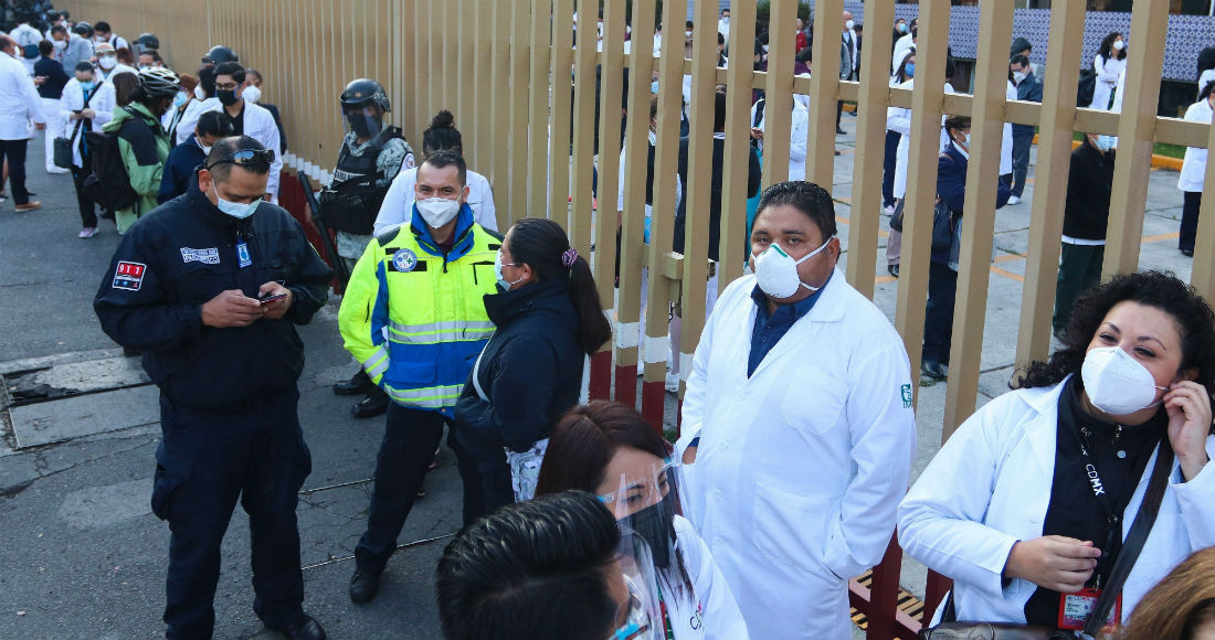 Personal médico hace hoy fila para ser vacunado contra la COVID-19 en el Hospital General, en Ciudad de México (México).