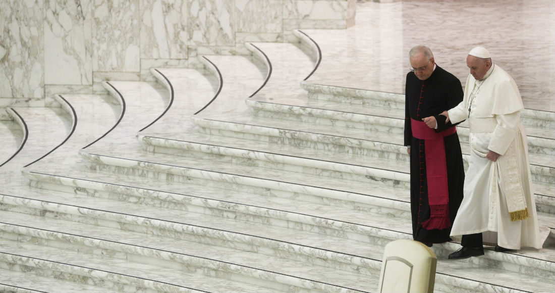 En Esta Imagen De Archivo Tomada El De Diciembre De El Papa Francisco Recibe Ayuda De Monseñor Leoardo Sapienza Para Bajar Las Escaleras Durante Un Saludo De Navidad Con Empleados Del Vaticano En El Salón Pablo Vi En El Vaticano