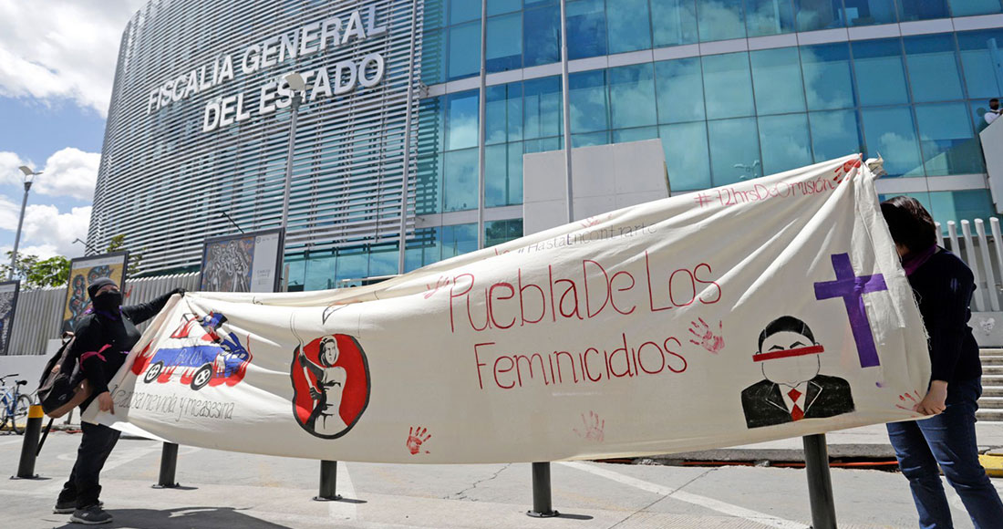 Feministas frente a la Fiscalía de Puebla exigen mayor seguridad para las mujeres y esclarecimiento de feminicidios en Puebla. Foto: Mireya Novo, Cuartoscuro