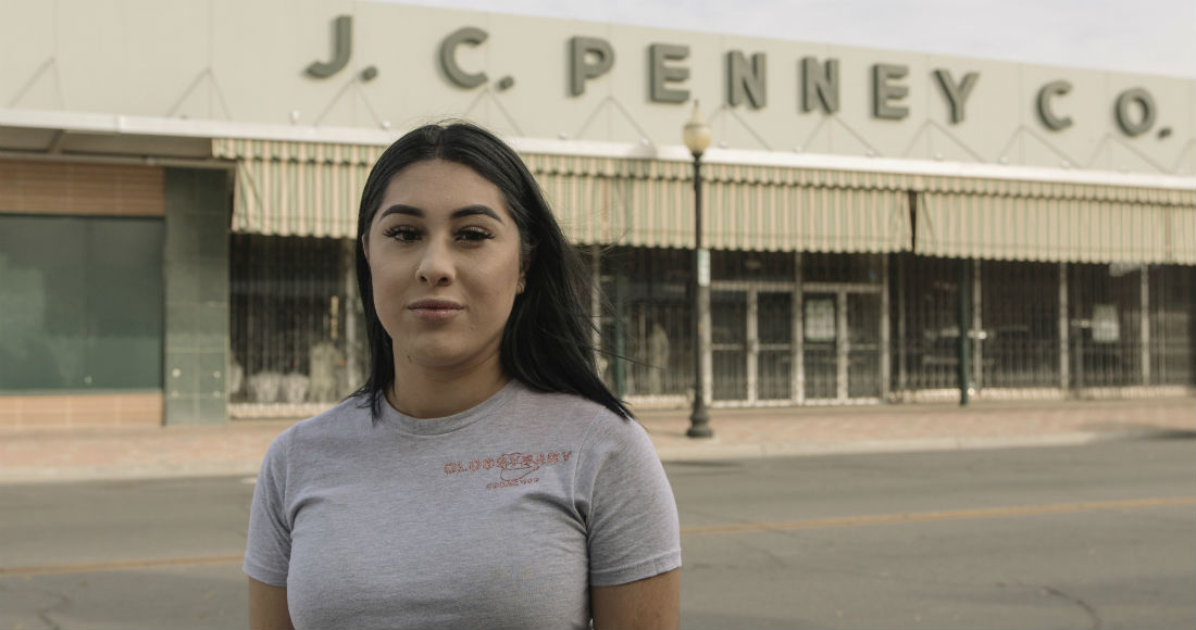 Alexandra Orozco posa para una foto frente a la tienda de J.C. Penny en la que trabajaba el 6 de diciembre del 2020 en Delano, California. La tienda cerró como consecuencia del descalabro económico provocado por la pandemia del coronavirus.