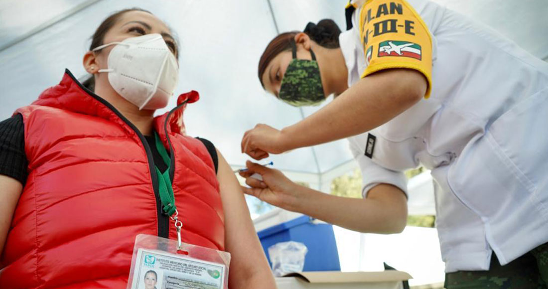 El personal del IMSS de segundo y tercer nivel es el que sigue para recibir la vacuna de Pfizer contra la COVID-19. Foto: IMSS