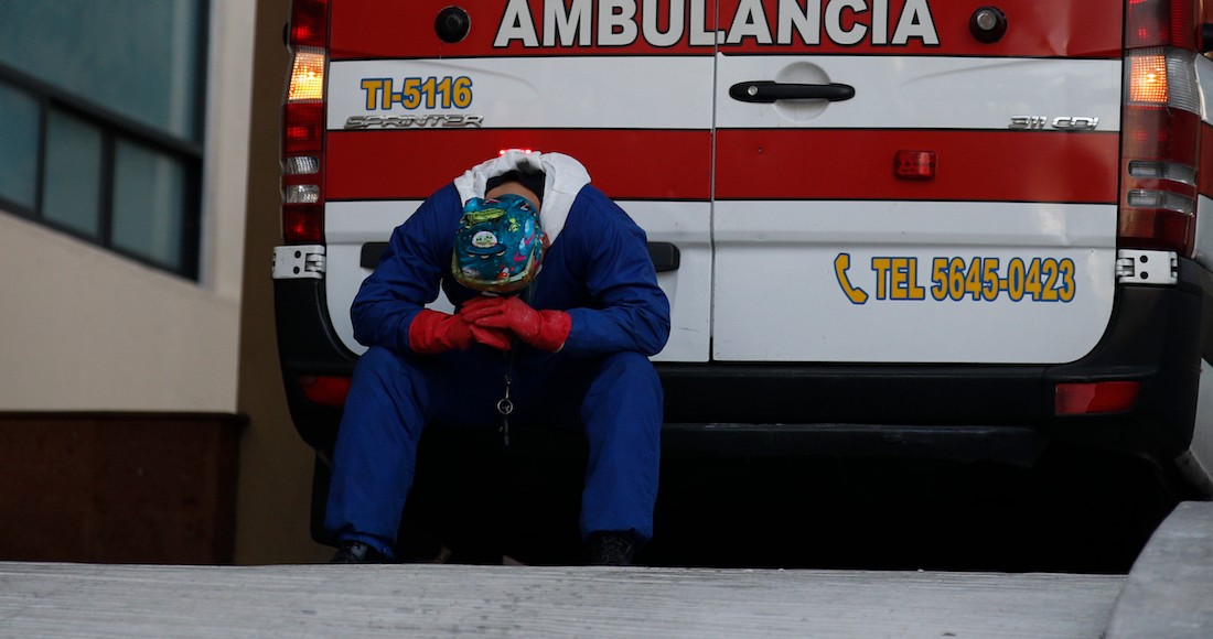 Un paramédico toma un descanso detrás de su ambulancia el jueves 7 de enero de 2021 mientras aguarda a que un paciente de COVID-19 a bordo del vehículo sea admitido en el Centro Médico Siglo XXI, en la Ciudad de México.