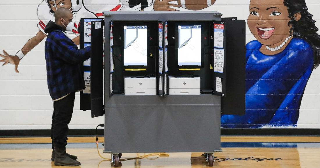 Un votante emite su balota en una segunda vuelta del Senado de los Estados Unidos en el Dunbar Neighborhood Center en Atlanta, Georgia, Estados Unidos, este 5 de enero de 2021.