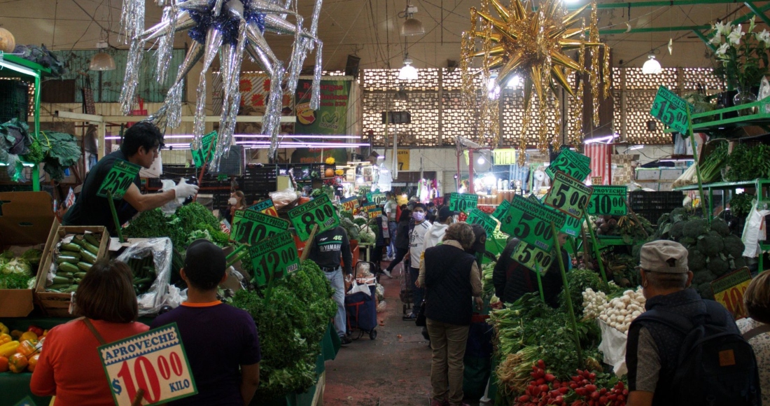 mercado-mexico-diciembre-piñatas-frutas-verduras