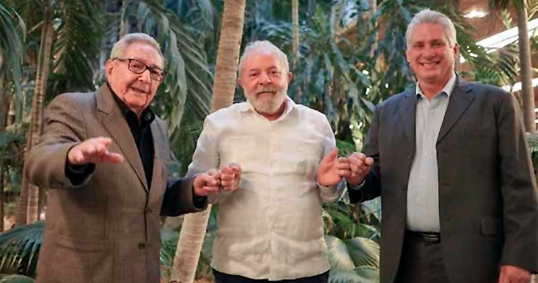 Fotografía Cedida Hoy Por Estudio Revolución Que Muestra Al Primer Secretario Del Comité Central Del Partido Comunista De Cuba pcc Raúl Castro Ruz i Y Al Presidente De Cuba Miguel Díaz canel d Mientras Posan Junto Al Expresidente De Brasil Luiz Inácio Lula Da Silva c En La Habana cuba