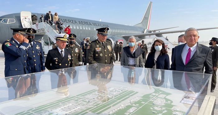 E Presidente Andrés Manuel López Obrador en la Base Aérea de Santa Lucía.