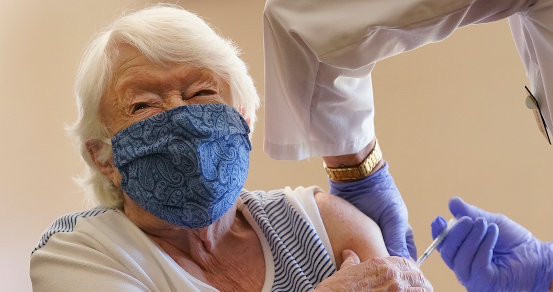 Nathalie Avery, de 90 años, recibe la vacuna contra la COVID-19, el 21 de enero de 2021 en Vero Beach, Florida.