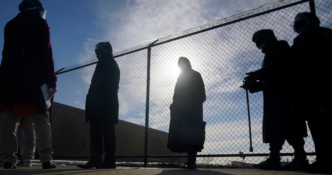 En esta imagen del miércoles 24 de febrero de 2021, personas hacen fila en un centro de vacunación en Queens, Nueva York.