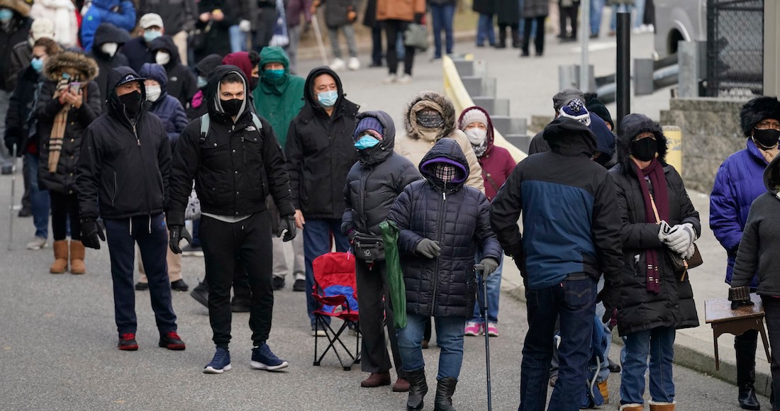 Cola de personas que esperan recibir la vacuna contra la COVID-19 en Paterson, Nueva Jersey, el 21 de enero del 2021. Esa clínica no requiere citas y se presentan cantidades de personas.