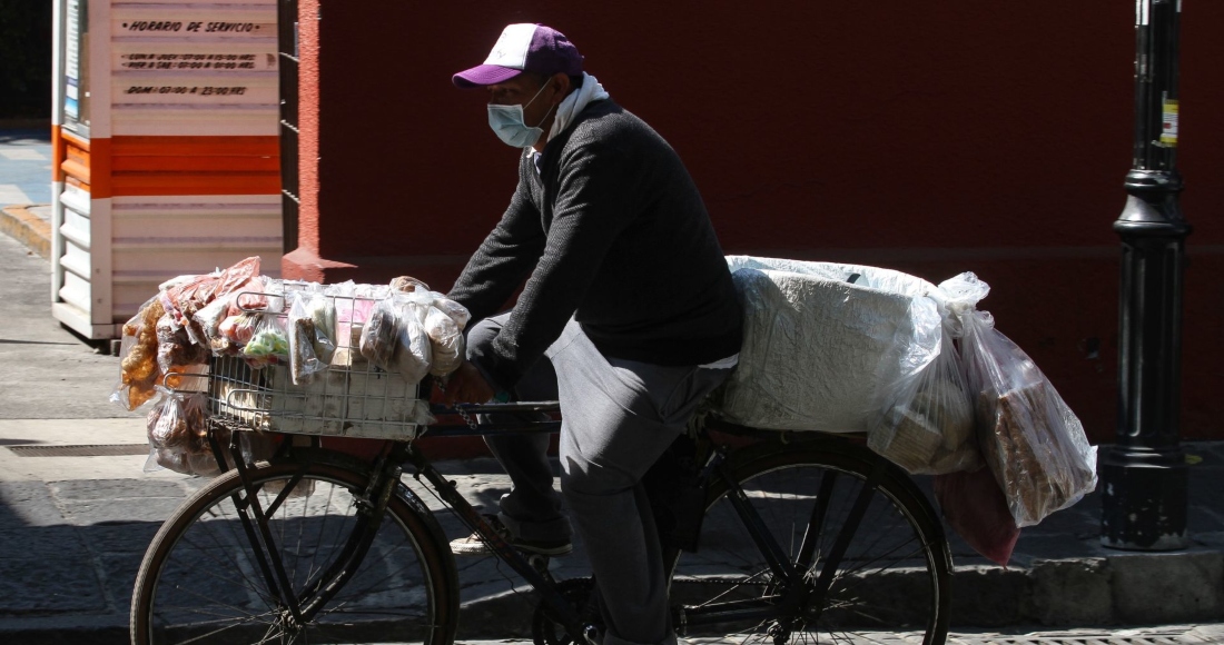 Hombre bicicleta comerciante