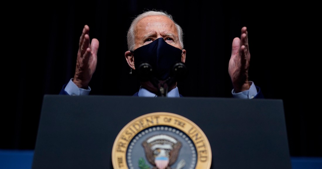 En esta imagen de archivo, tomada el 11 de febrero de 2021, el Presidente de Estados Unidos, Joe Biden, habla durante una visita al Viral Pathogenesis Laboratory en los Institutos Nacionales de Salud, en Bethesda, Maryland.