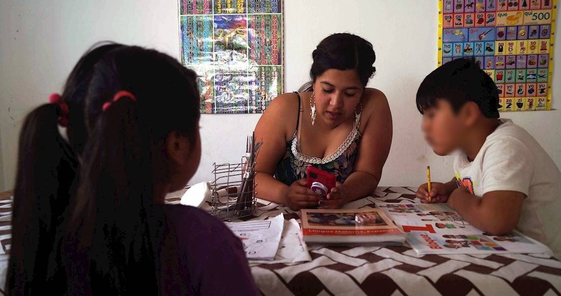 Mujer casa niños escuela