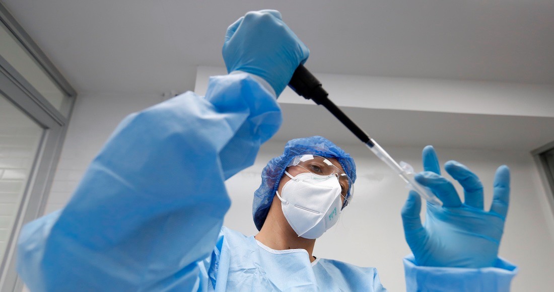 Investigadores trabajan con muestras de la COVID-19 ayer, en el Laboratorio de Diagnóstico en Enfermedades Emergentes y Reemergentes (LaDEER) de la Universidad de Guadalajara (UDG), estado de Jalisco (México).