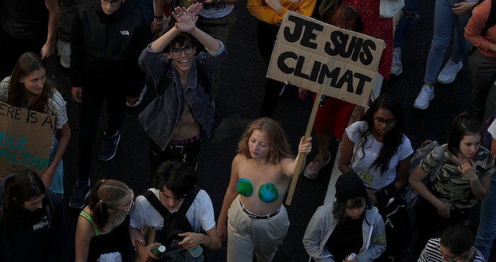 "Francia se comprometió ante la comunidad mundial a reducir sus emisiones en un 40 por ciento para el año 2030, tomando como base de referencia las emisiones de ese país en el año 1990".