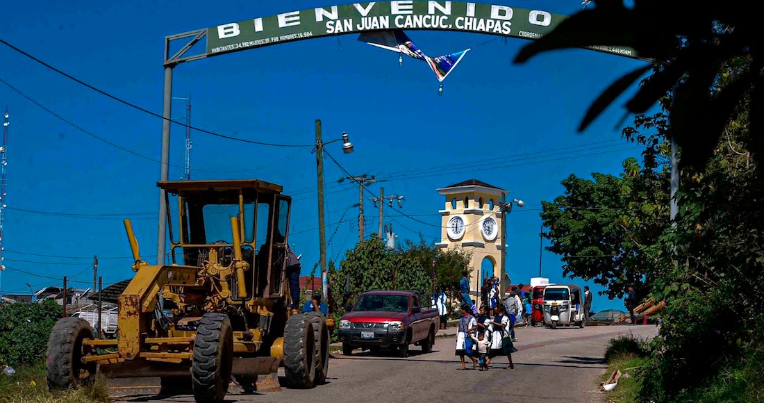 Indígenas cruzan una calle del pueblo San Juan Cancuc, el 7 de febrero de 2021 en el estado de Chiapas (México).