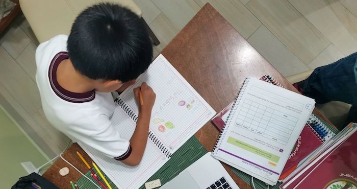 Un Niño Realiza Las Tareas De Sus Clases a Distancia Por La Pandemia