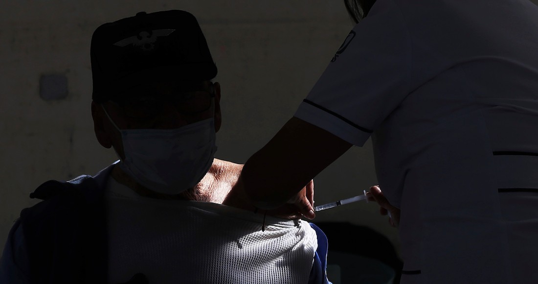 Un hombre recibe la vacuna contra el coronavirus en el distrito de Magdalena Contreras en la Ciudad de México, el martes 16 de febrero de 2021, mientras el país empieza a vacunar a las personas mayores de 60 años contra el virus.