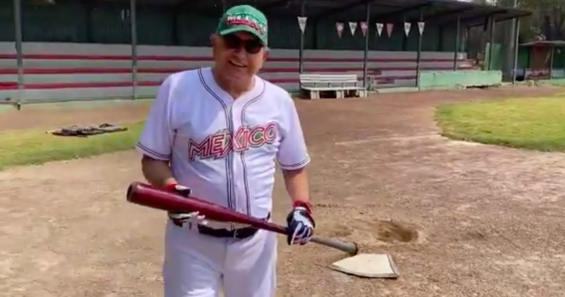 Foto Amlo Jugando Béisbol