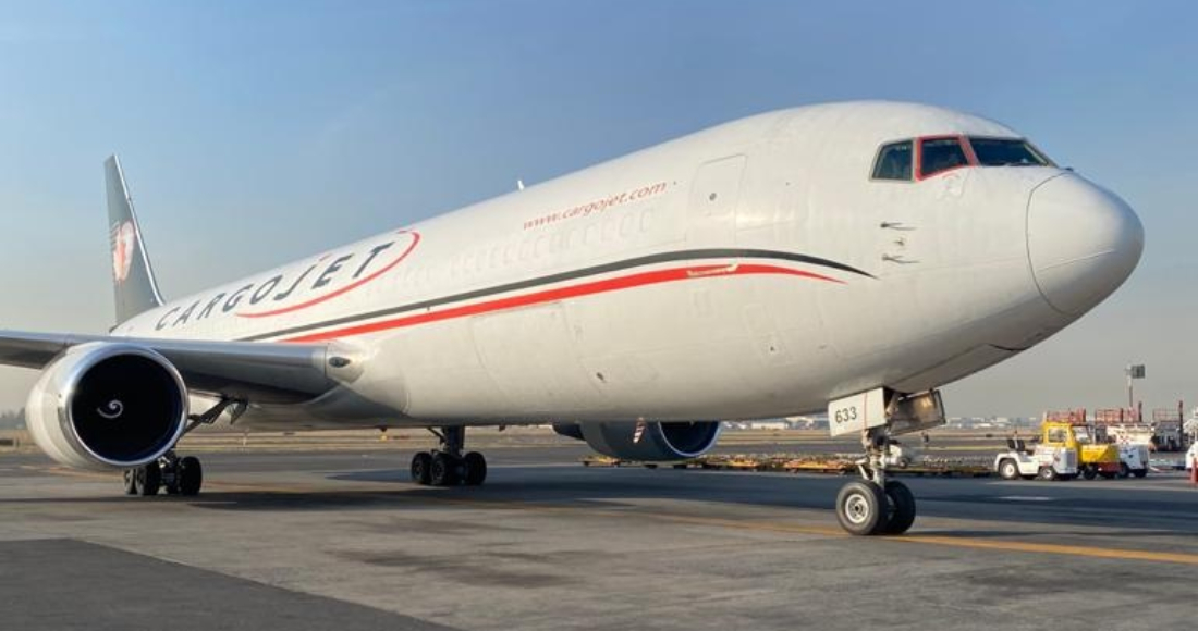 El avión que transportó las 145 mil 275 dosis de la vacuna contra la COVID-19 de Pfizer y BioNTech.