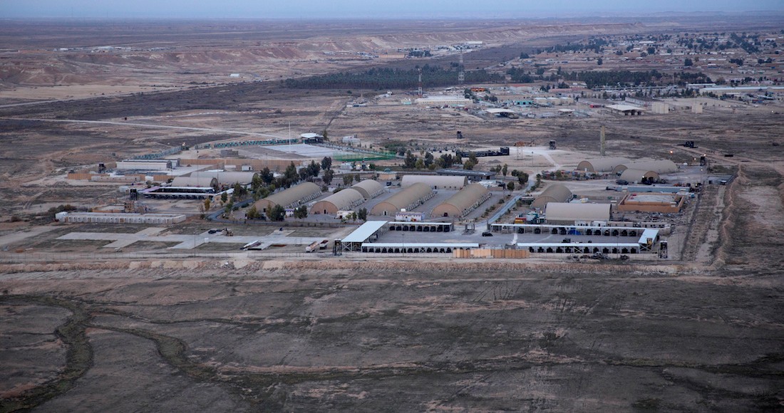 En esta imagen del 29 de diciembre de 2019 tomada desde un helicóptero, la base aérea de Ain al-Asad, en el desierto de Anbar, Irak.