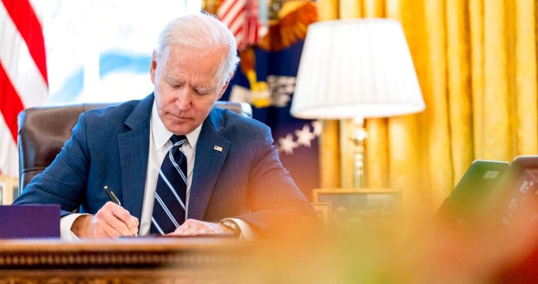 Joe biden firma estimulo economico