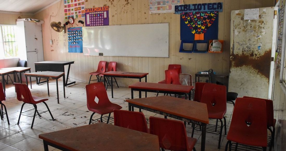 Salón de clases vacío en una escuela de Campeche.