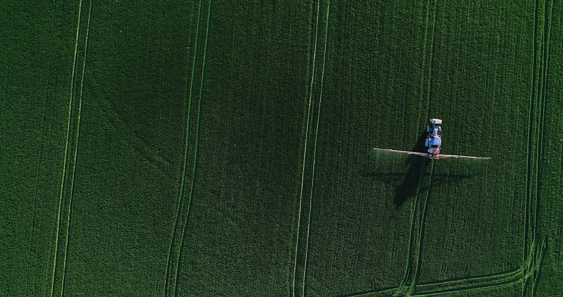 campos-cultivo-verdes-tractor