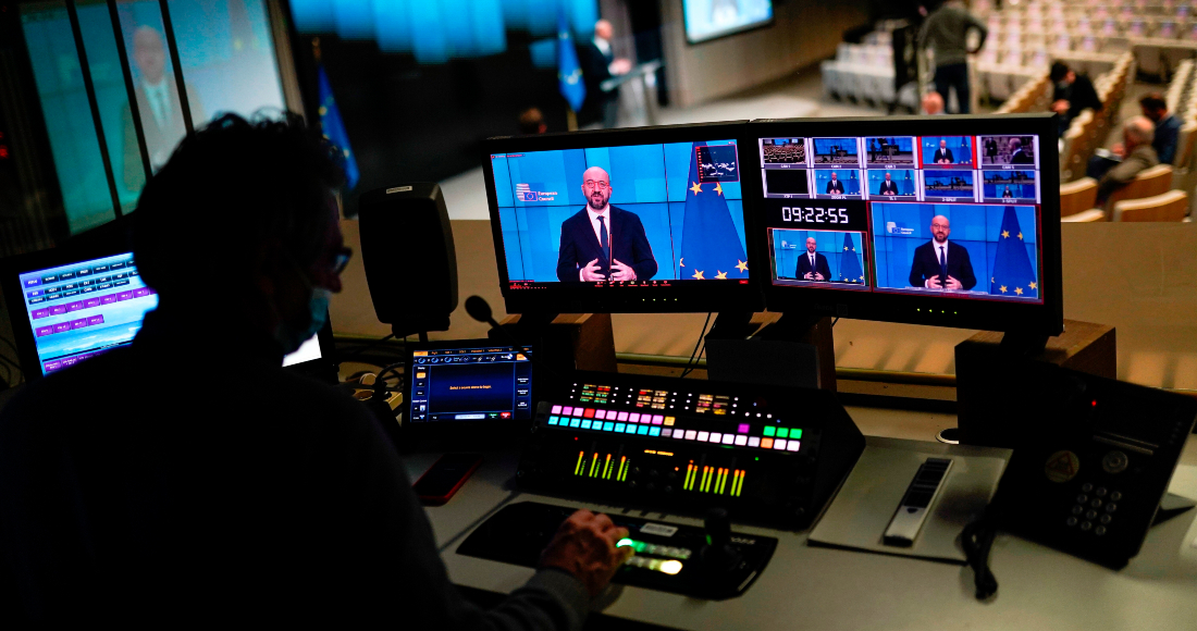 El presidente del Consejo Europeo, Charles Michel, en una videoconferencia este martes en Bruselas con el director general de la OMS, Tedros Adhanom Ghebreyesus.