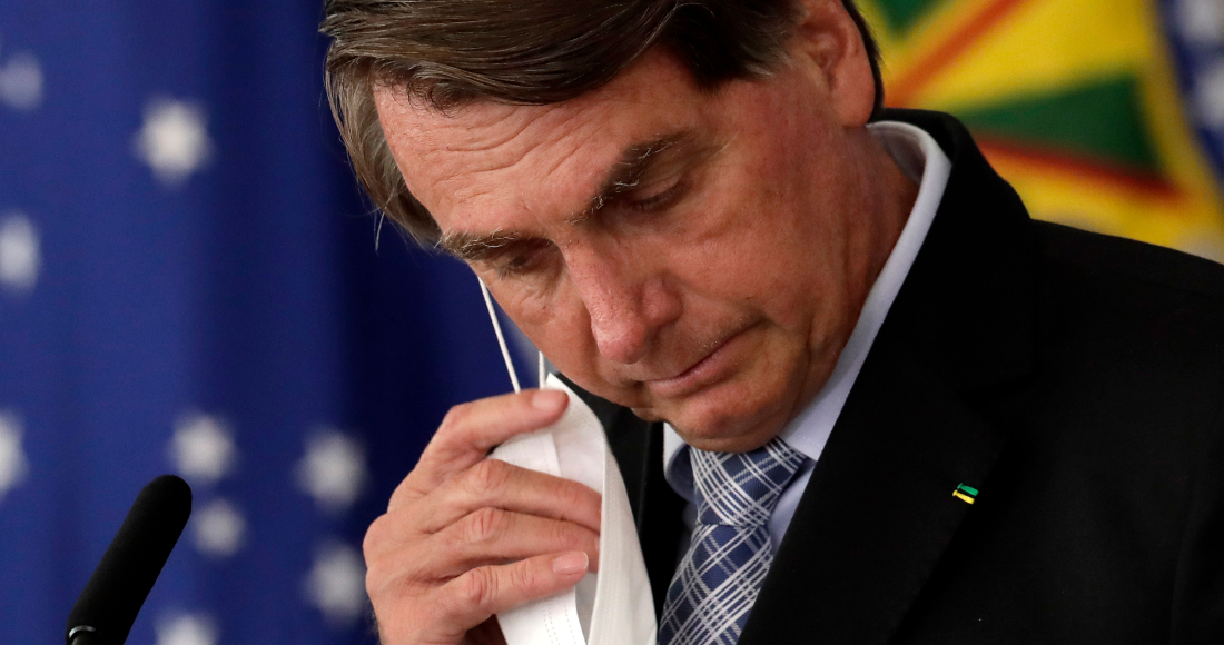 El Presidente De Brasil Jair Bolsonaro Se Quita La Mascarilla Para Un Acto De Firma De Una Ley Que Amplía La Capacidad Del Gobierno Federal Para Comprar Vacunas En El Palacio Presidencial De Planalto En Brasilia Brasil El De Marzo De