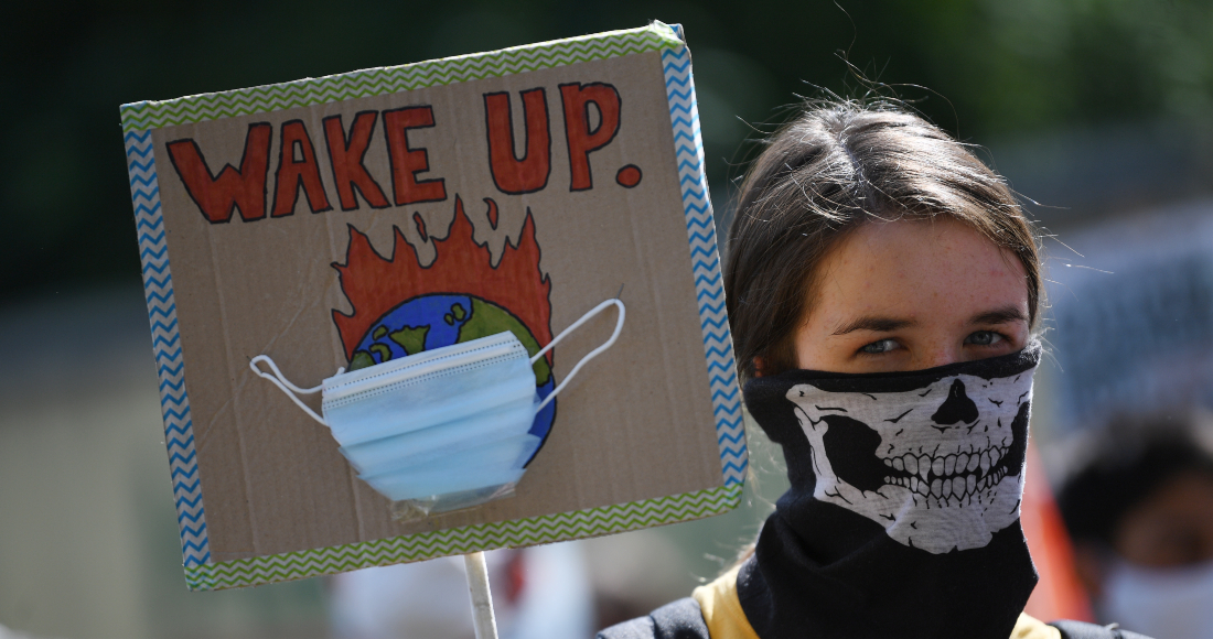 Una mujer protesta contra el cambio climático.