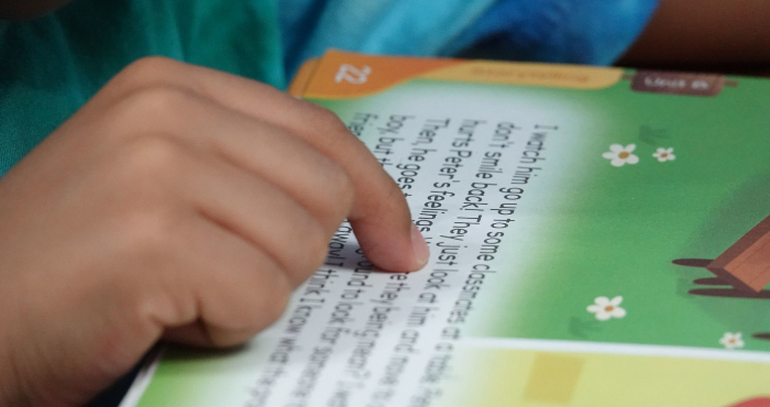 Un niño toma clases a distancia ante el confinamiento que se vive por la pandemia de COVID-19.