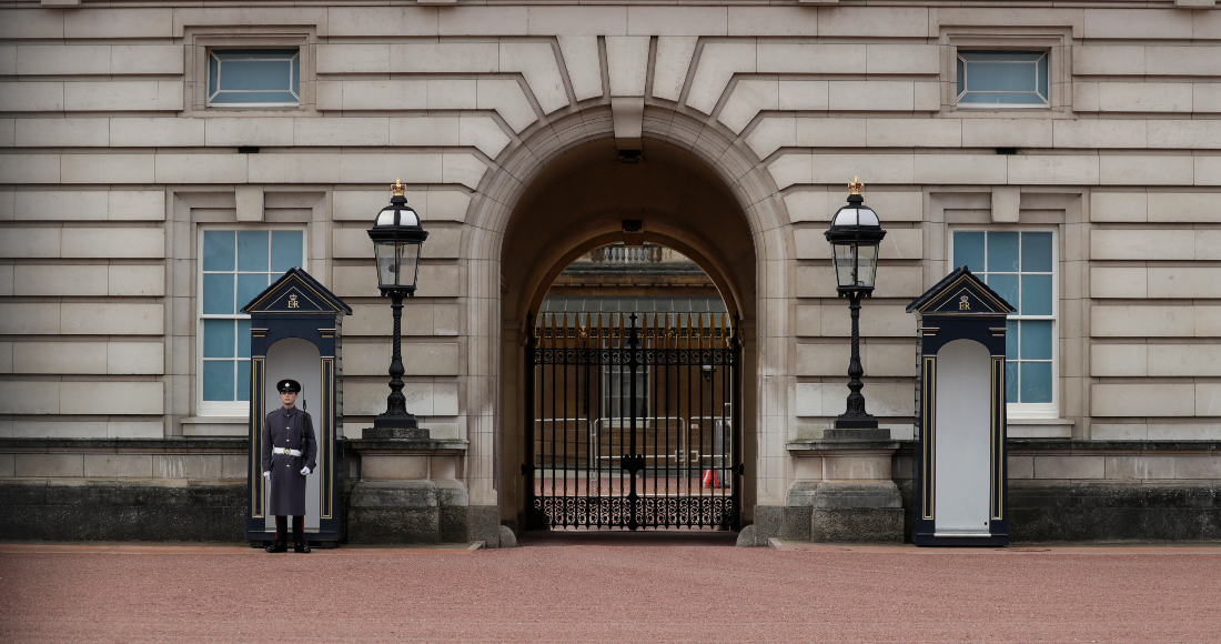 Un Soldado Resguarda El Palacio De Buckingham La Residencia Oficial De La Reina Isabel Ii En Londres El Domingo De Marzo De